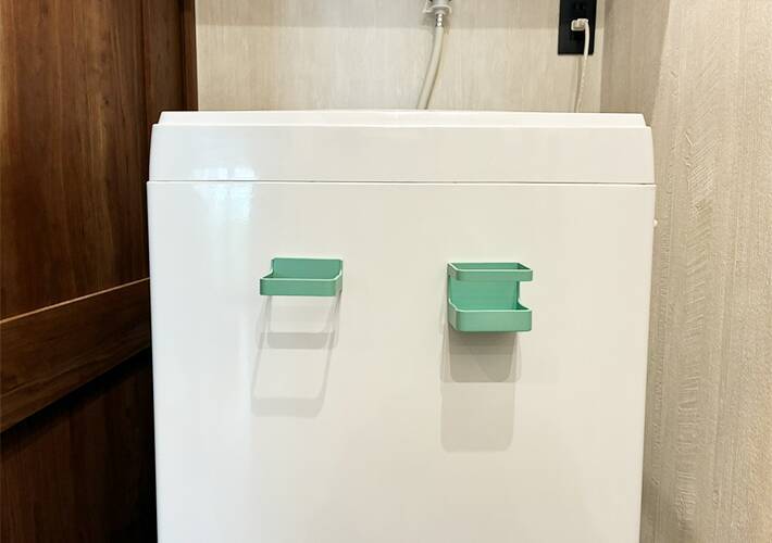 100均のマグネット傘立てを「洗面所」で使う収納ワザ　洗濯機にペタッと貼ると…「試して損なし」