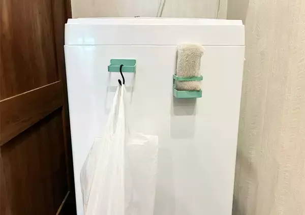 「100均のマグネット傘立てを「洗面所」で使う収納ワザ　洗濯機にペタッと貼ると…「試して損なし」」の画像