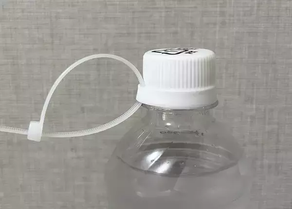 「100均で買った結束バンド　ペットボトルに通すと…「これは便利」【活用術3選】」の画像