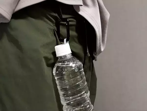 「100均で買った結束バンド　ペットボトルに通すと…「これは便利」【活用術3選】」の画像