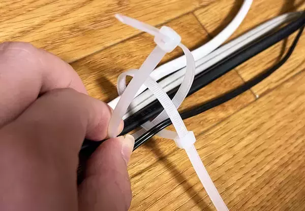 「100均で買った結束バンド　ペットボトルに通すと…「これは便利」【活用術3選】」の画像