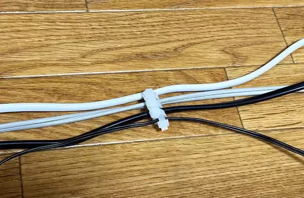 「100均で買った結束バンド　ペットボトルに通すと…「これは便利」【活用術3選】」の画像