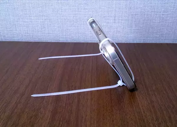 「100均で買った結束バンド　ペットボトルに通すと…「これは便利」【活用術3選】」の画像