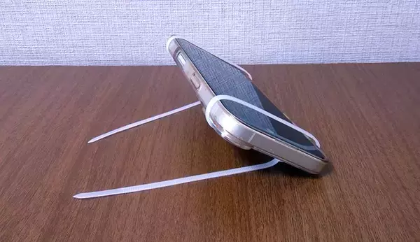 「100均で買った結束バンド　ペットボトルに通すと…「これは便利」【活用術3選】」の画像