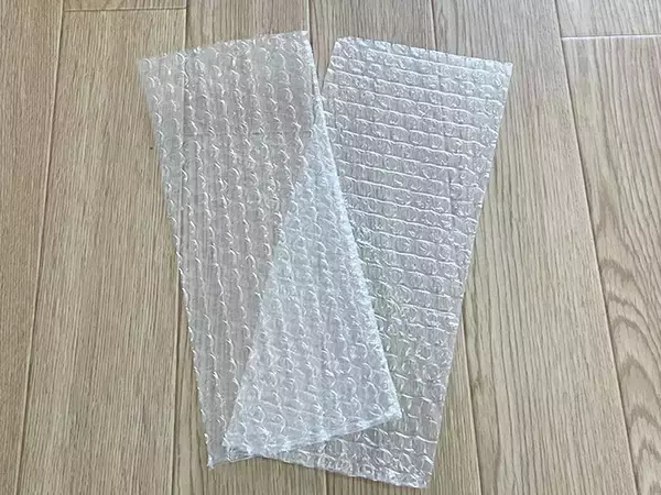 「余った気泡緩衝材、捨てないで！　掃除をラクにする活用法に「いいこと知れた！」」の画像