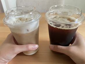 両手がふさがる悩みが一瞬で解決！　コンビニ袋で『2杯のコーヒーを持てる裏ワザ』が便利すぎ