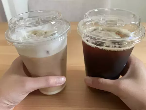 両手がふさがる悩みが一瞬で解決！　コンビニ袋で『2杯のコーヒーを持てる裏ワザ』が便利すぎ