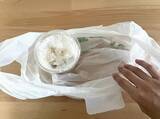「両手がふさがる悩みが一瞬で解決！　コンビニ袋で『2杯のコーヒーを持てる裏ワザ』が便利すぎ」の画像2