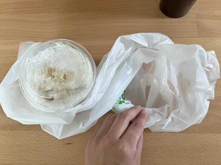 両手がふさがる悩みが一瞬で解決！　コンビニ袋で『2杯のコーヒーを持てる裏ワザ』が便利すぎ