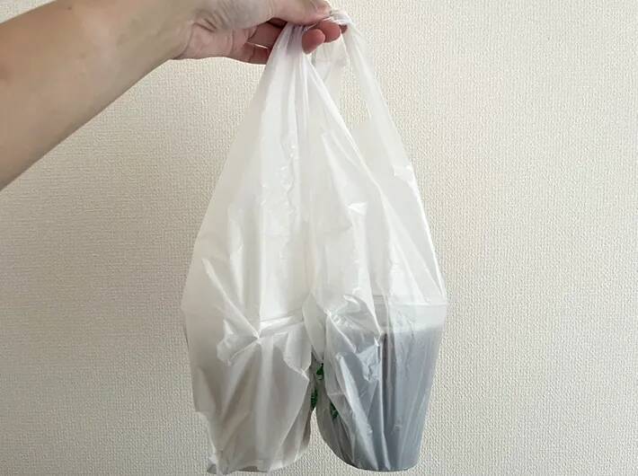 両手がふさがる悩みが一瞬で解決！　コンビニ袋で『2杯のコーヒーを持てる裏ワザ』が便利すぎ