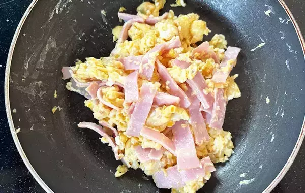 「ピーマンと卵をトースターで…　できた簡単おかずに「最高のおかず」「主役級に映える」」の画像