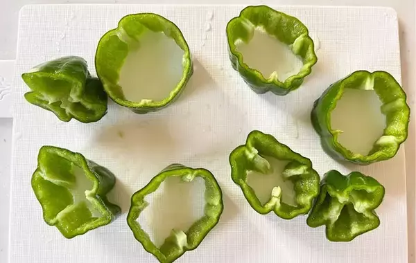 「ピーマンと卵をトースターで…　できた簡単おかずに「最高のおかず」「主役級に映える」」の画像