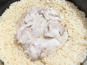 鶏もも肉は“丸ごと”炊いて！　炊飯器にドカンとのせるだけの簡単レシピ