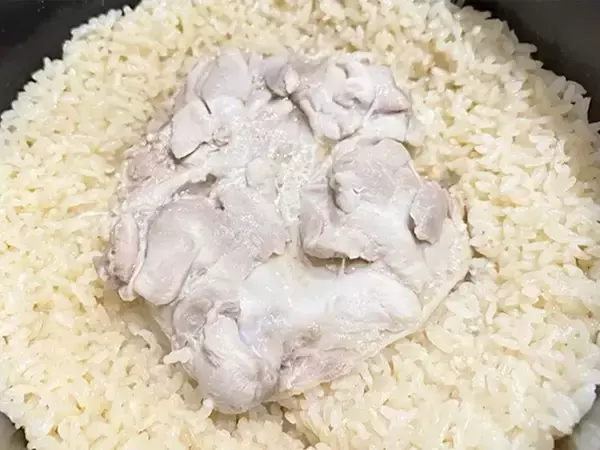 鶏もも肉は“丸ごと”炊いて！　炊飯器にドカンとのせるだけの簡単レシピ