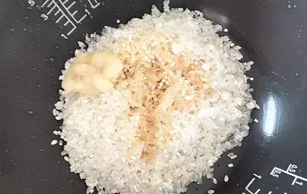 「鶏もも肉は“丸ごと”炊いて！　炊飯器にドカンとのせるだけの簡単レシピ」の画像