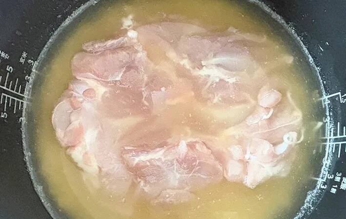 鶏もも肉は“丸ごと”炊いて！　炊飯器にドカンとのせるだけの簡単レシピ