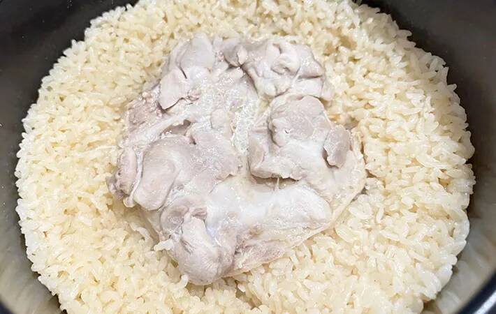鶏もも肉は“丸ごと”炊いて！　炊飯器にドカンとのせるだけの簡単レシピ