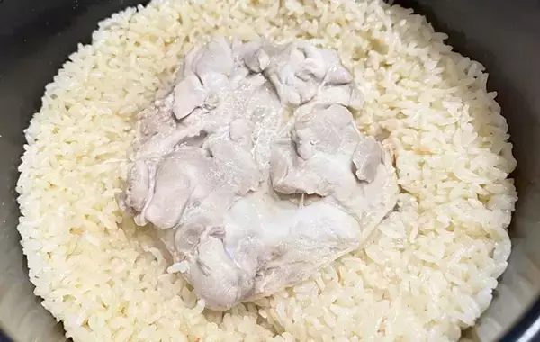 「鶏もも肉は“丸ごと”炊いて！　炊飯器にドカンとのせるだけの簡単レシピ」の画像