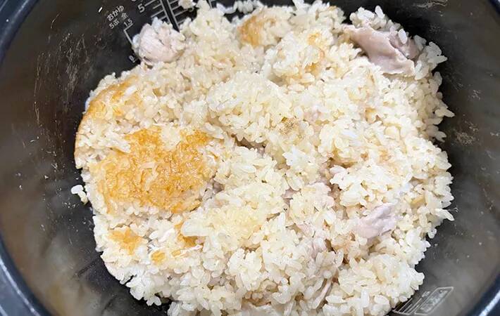 鶏もも肉は“丸ごと”炊いて！　炊飯器にドカンとのせるだけの簡単レシピ
