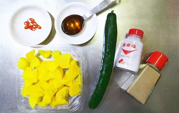 「食べた夫が「いい味してるね」　キュウリとたくあんで作る簡単な一皿」の画像