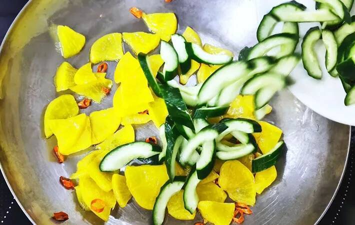 食べた夫が「いい味してるね」　キュウリとたくあんで作る簡単な一皿