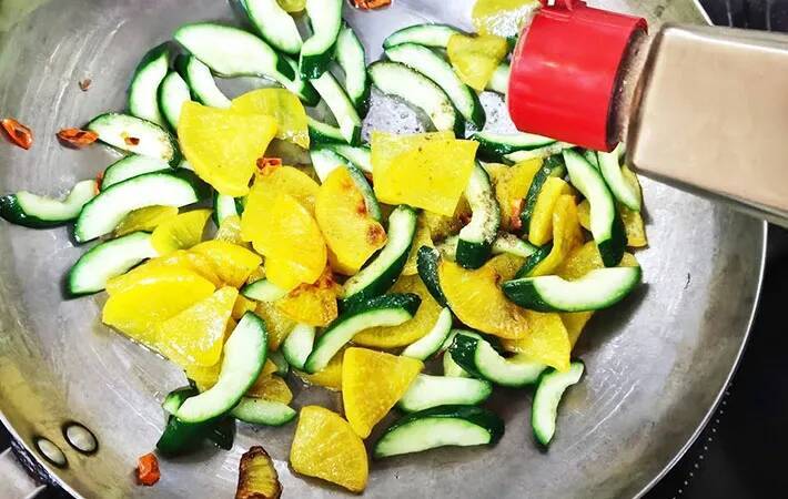 食べた夫が「いい味してるね」　キュウリとたくあんで作る簡単な一皿