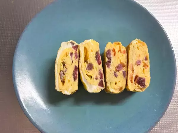 玉子焼きに入れた『赤いつぶつぶ』　意外な具材に「食感も味もいい！」「お弁当に映える」