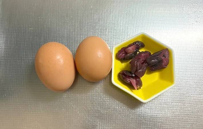 玉子焼きに入れた『赤いつぶつぶ』　意外な具材に「食感も味もいい！」「お弁当に映える」