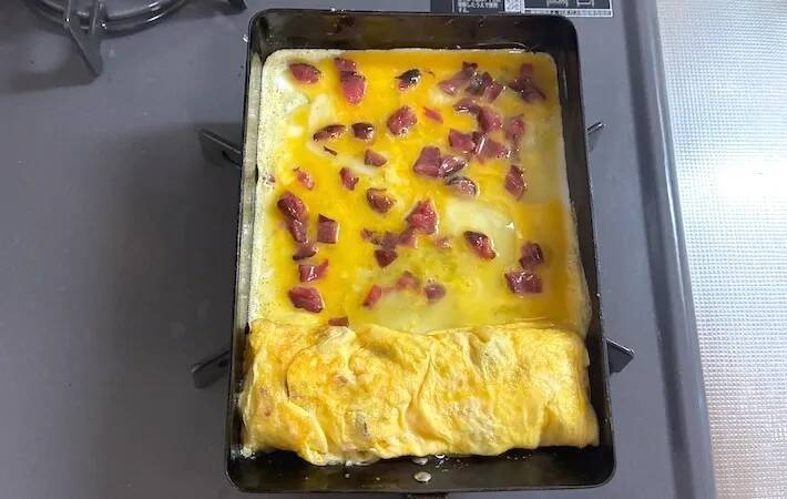 玉子焼きに入れた『赤いつぶつぶ』　意外な具材に「食感も味もいい！」「お弁当に映える」
