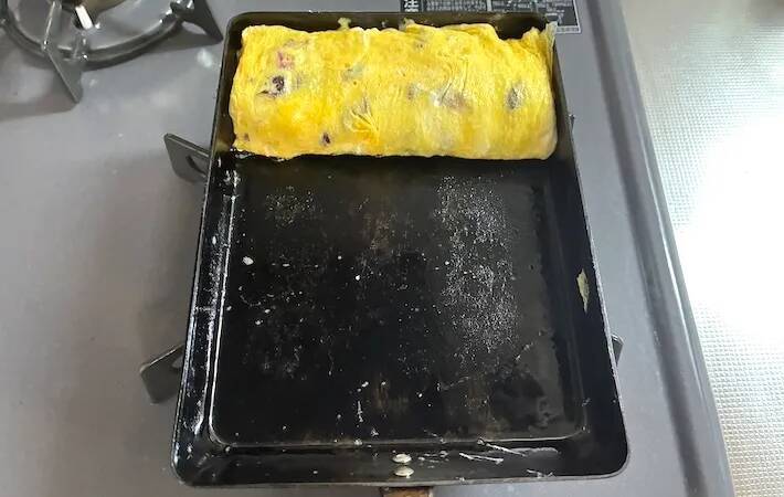 玉子焼きに入れた『赤いつぶつぶ』　意外な具材に「食感も味もいい！」「お弁当に映える」