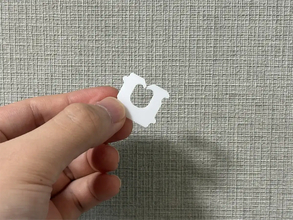食パンの留め具を机に貼って…　意外な活用法で『プチストレス』を解消