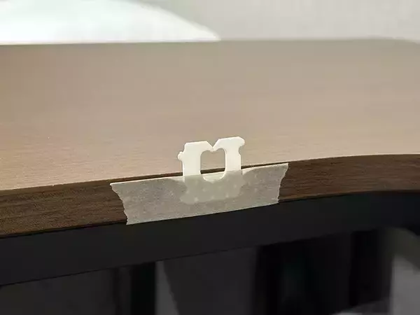 「食パンの留め具を机に貼って…　意外な活用法で『プチストレス』を解消」の画像