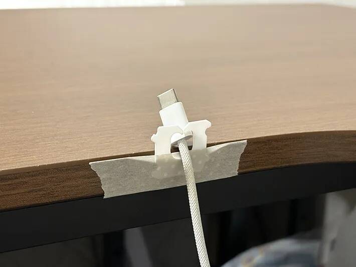 食パンの留め具を机に貼って…　意外な活用法で『プチストレス』を解消