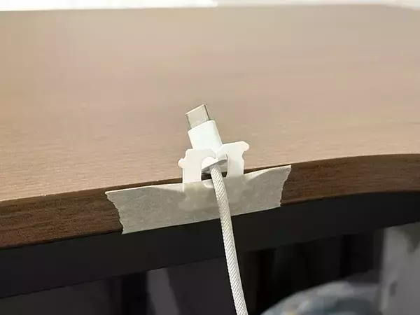 「食パンの留め具を机に貼って…　意外な活用法で『プチストレス』を解消」の画像