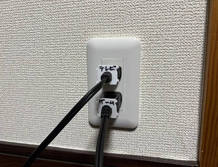 食パンの留め具を机に貼って…　意外な活用法で『プチストレス』を解消