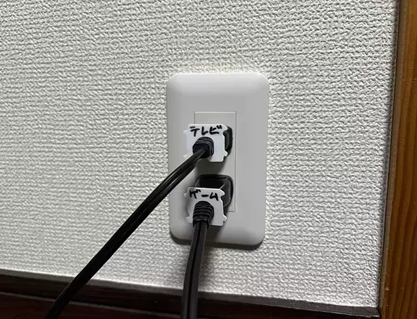 「食パンの留め具を机に貼って…　意外な活用法で『プチストレス』を解消」の画像