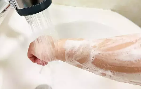「その洗い方、日焼け止めが残ったままかも？　花王に聞いた正しい落とし方」の画像