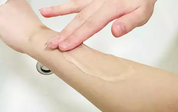 「その洗い方、日焼け止めが残ったままかも？　花王に聞いた正しい落とし方」の画像