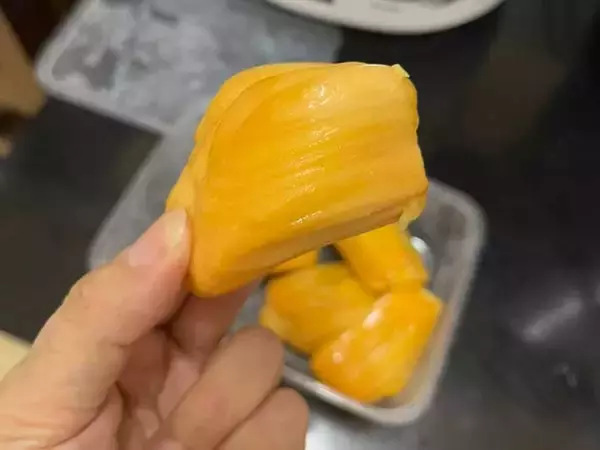 「タネをゆでると『ほぼ栗』　スーパーの前で見つけた『謎の果実』に驚き」の画像