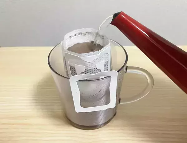 「コーヒー粉に直接かけてみて！　抽出前の一工夫に「マイルドな味わいに」「冷めてもおいしい」」の画像