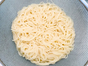 そうめん3束ペロリ！　めんつゆだけじゃない食べ方に「箸が止まらない」【簡単アレンジ】