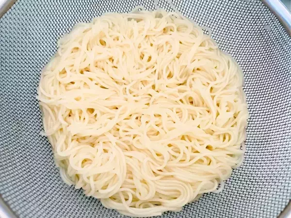 そうめん3束ペロリ！　めんつゆだけじゃない食べ方に「箸が止まらない」【簡単アレンジ】