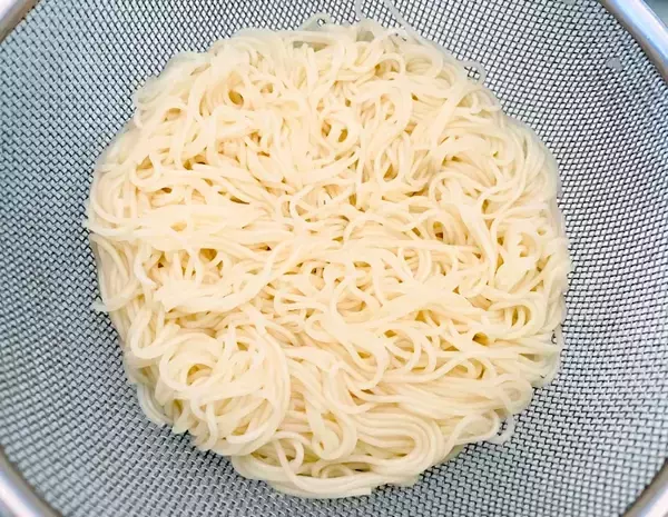 「そうめん3束ペロリ！　めんつゆだけじゃない食べ方に「箸が止まらない」【簡単アレンジ】」の画像