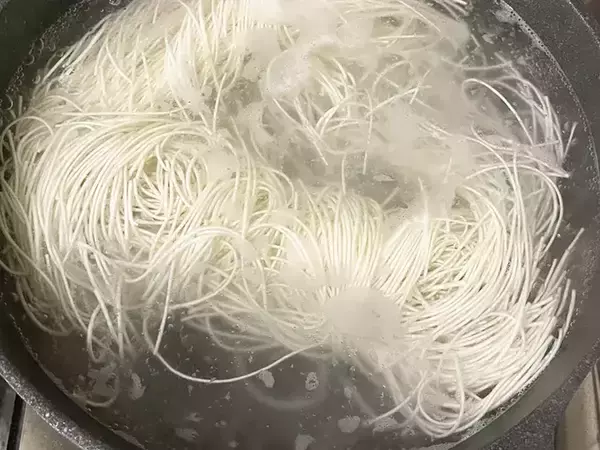 「1袋混ぜるだけ！　そうめんのアレンジに「スルスル食べられる」「簡単にボリュームアップ」」の画像