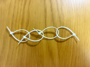 【収納術】ダイソーで買った結束バンド　輪っかにしてつなげると…「え、すごい！」「とても助かる」