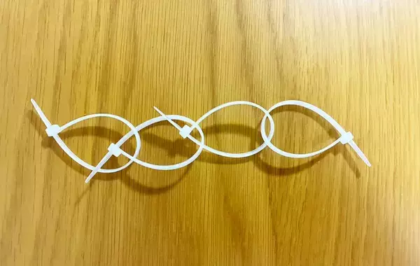 「【収納術】ダイソーで買った結束バンド　輪っかにしてつなげると…「え、すごい！」「とても助かる」」の画像