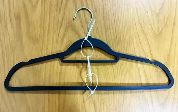 「【収納術】ダイソーで買った結束バンド　輪っかにしてつなげると…「え、すごい！」「とても助かる」」の画像