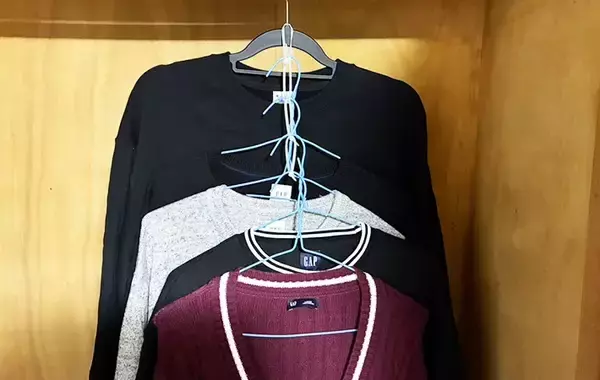 「【収納術】ダイソーで買った結束バンド　輪っかにしてつなげると…「え、すごい！」「とても助かる」」の画像