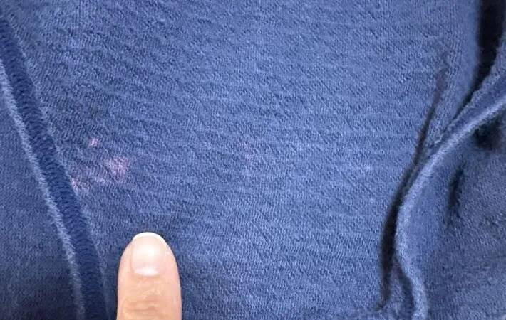 黒い服、すぐに捨てなくて済む！　色あせを防ぐ“3つのコツ”【洗濯のプロ解説】