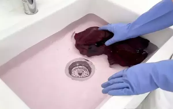 「黒い服、すぐに捨てなくて済む！　色あせを防ぐ“3つのコツ”【洗濯のプロ解説】」の画像